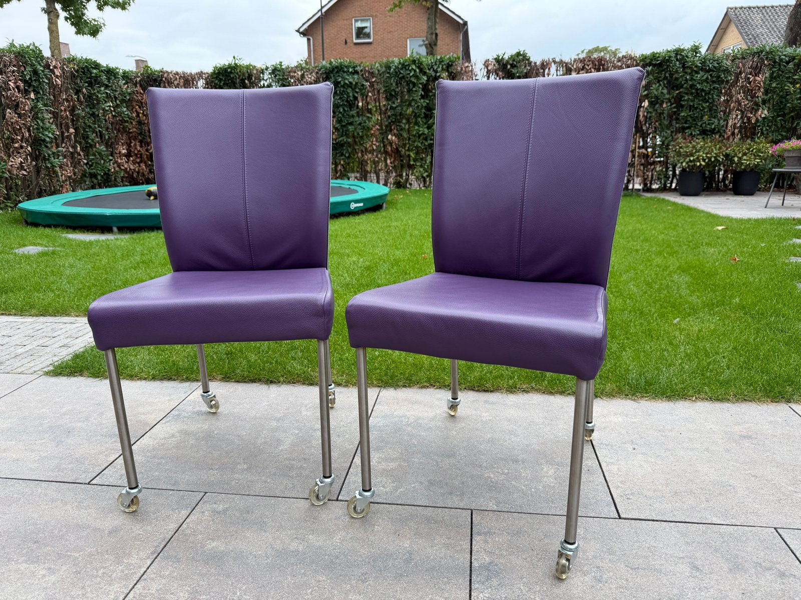 Z.g.a.n. eetkamerstoelen met paars Toledo leer en wieltjes, Huis en Inrichting, Ophalen, Zo goed als nieuw, Overige kleuren, Leer
