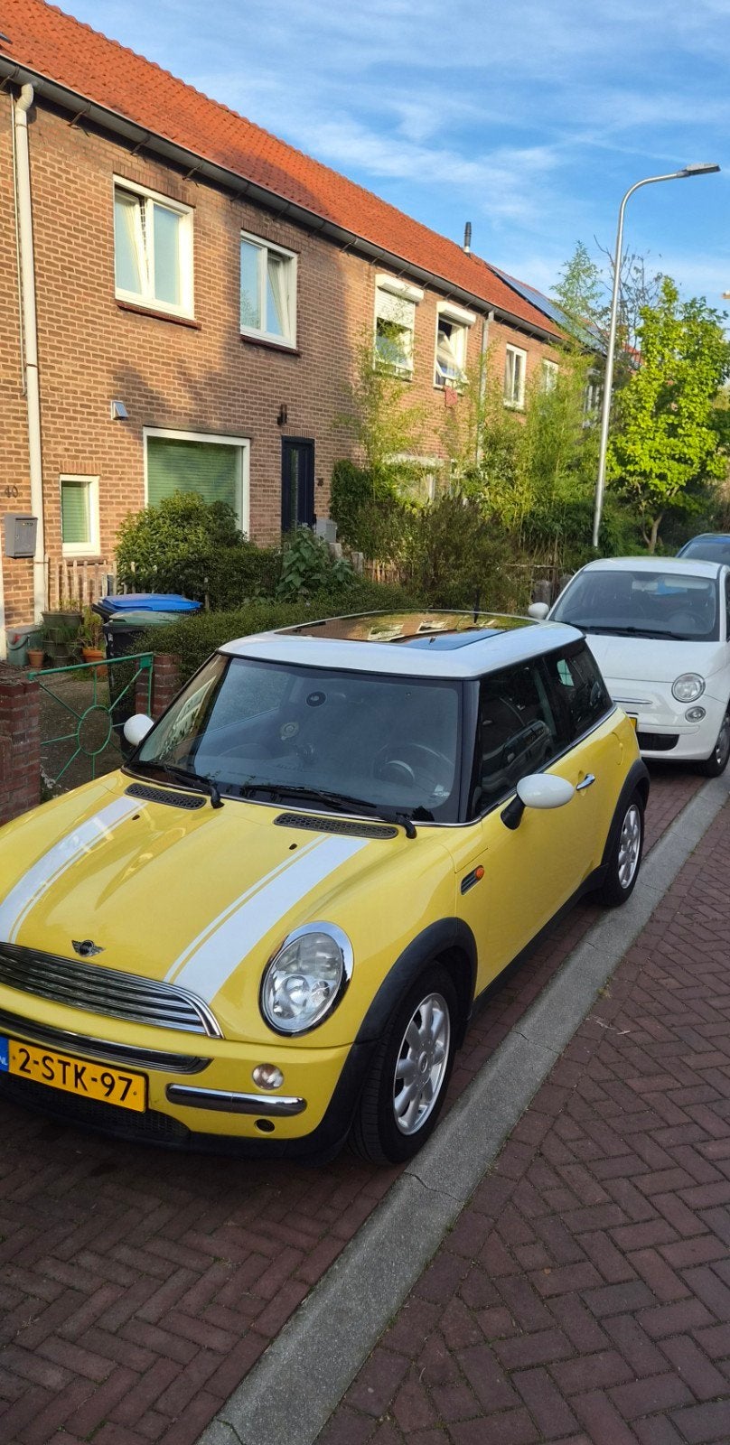 Mini 1.6 16V Cooper 2002 Geel met APK tot aug 2027, Auto's, Voorwielaandrijving, 1025 kg, 15 km/l, Zwart