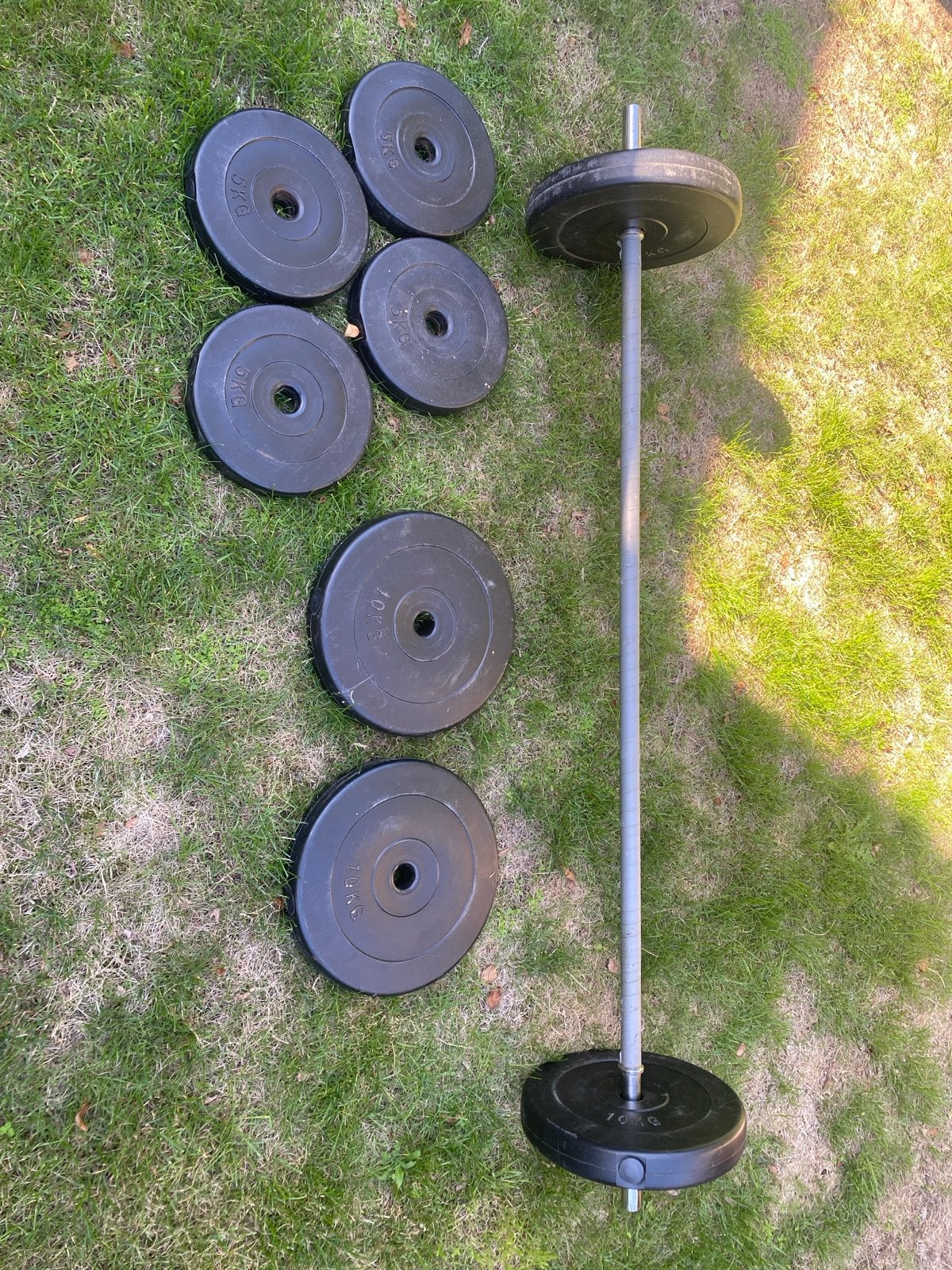 Halterstang met halterschijven (5kg en 10kg), Sport en Fitness, Fitnessmaterialen, Ophalen, Gebruikt, Armen, Halterstangen