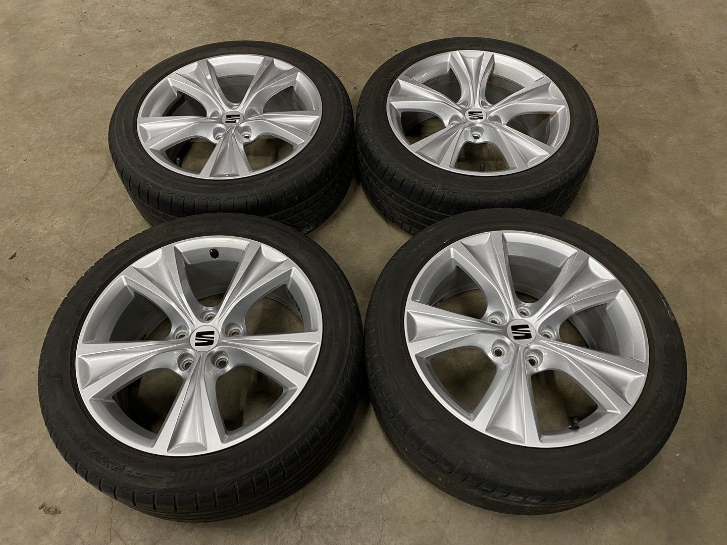 Diversen 17 inch originele velgen + zomerbanden Seat Leon, Gebruikt, -, -, Banden en Velgen