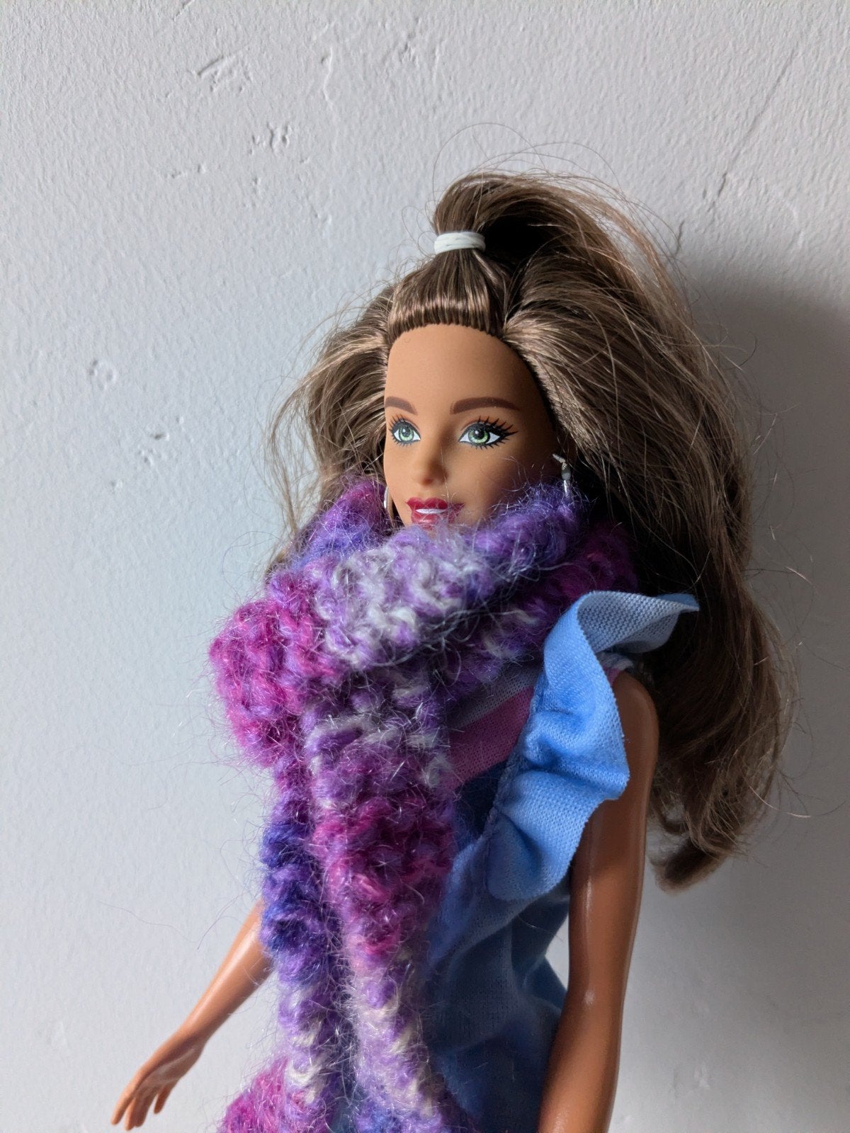 Handgemaakt! Roze en paars gebreide sjaal voor modepop, Ophalen of Verzenden, Zo goed als nieuw, Kleertjes
