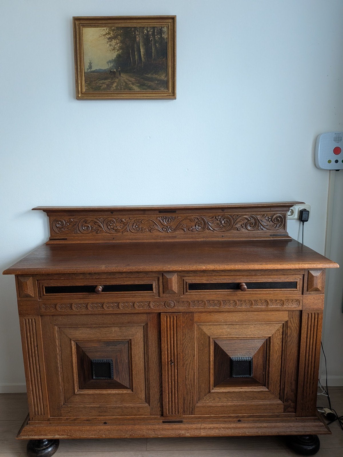 Antiek eiken dressoir met houtsnijwerk., Antiek en Kunst, Ophalen