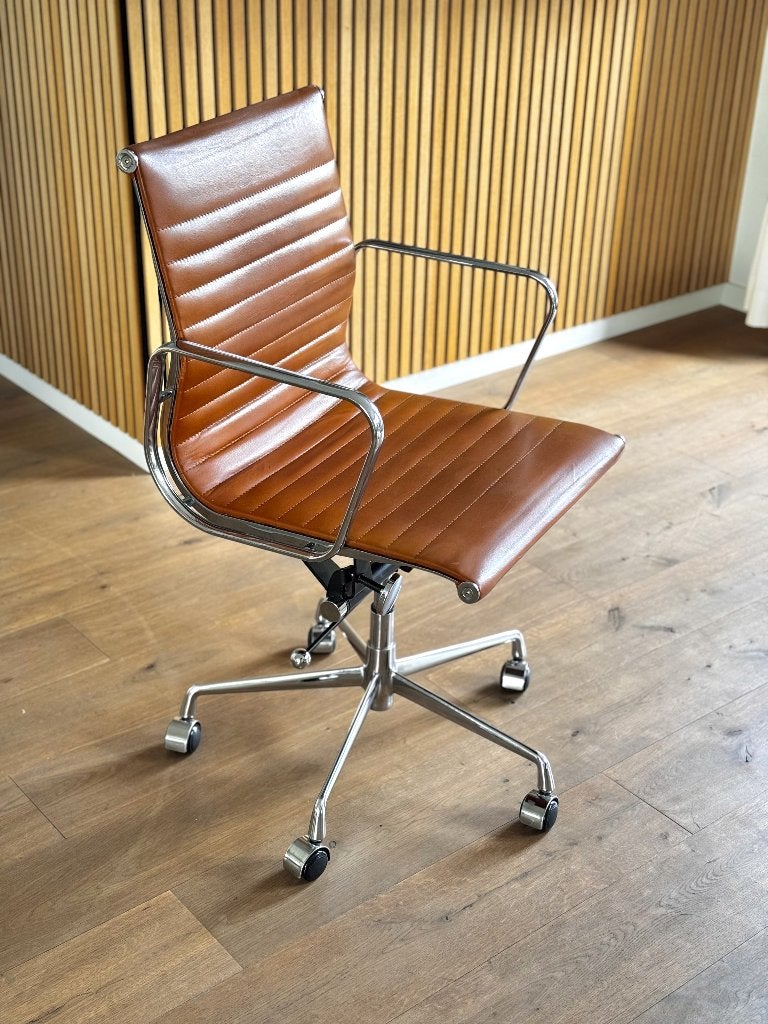 Eames Bureaustoel EA 117 cognac (replica), Ophalen, Gebruikt, Bruin, Bureaustoel