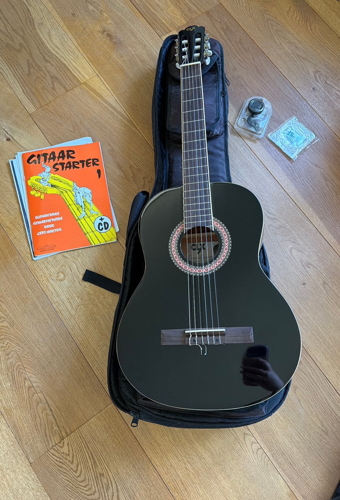 Zwarte gitaar + boekje + electrische tuner en snaar, Ophalen, Gebruikt, Klassieke of Spaanse gitaar