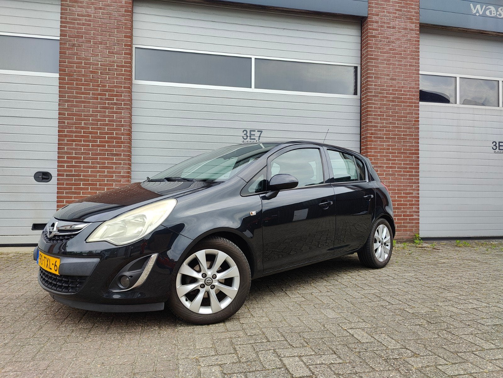 Opel Corsa 1.4 16V 5D 2012 Zwart, Auto's, Voorwielaandrijving, Euro 5, 4 cilinders, Leder en Stof