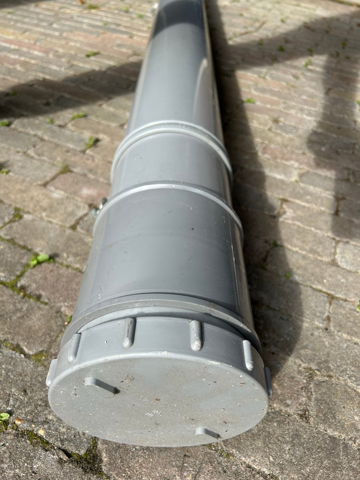 Grijze PVC transport buis met klemmen en doppen, Doe-het-zelf en Verbouw, Buizen en Afvoer, Ophalen, Gebruikt, Pvc, Minder dan 2 meter