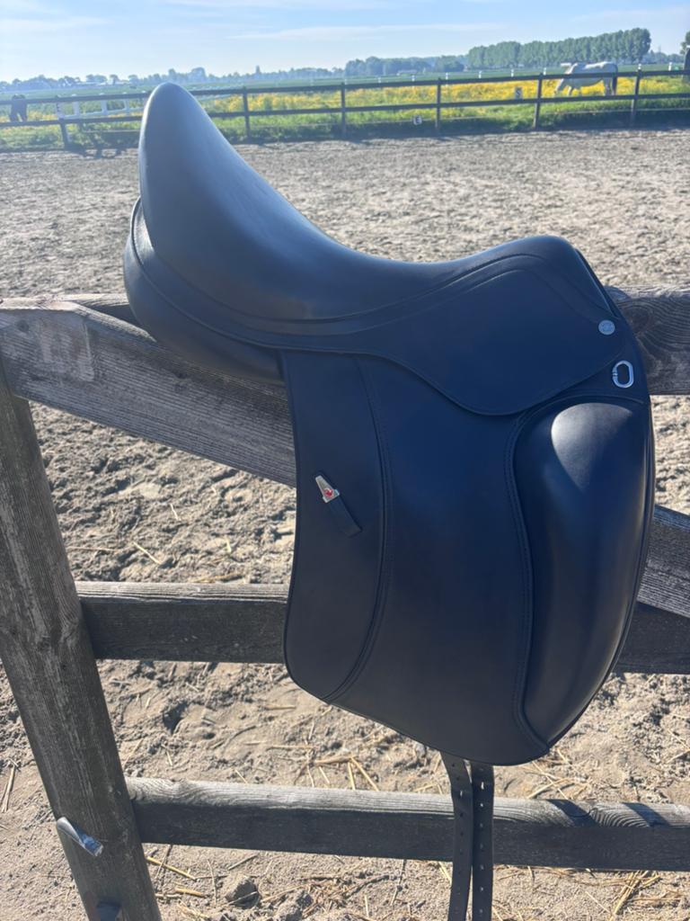 Custom en equipe zadel 17,5, Ophalen of Verzenden, Zo goed als nieuw, Dressuur