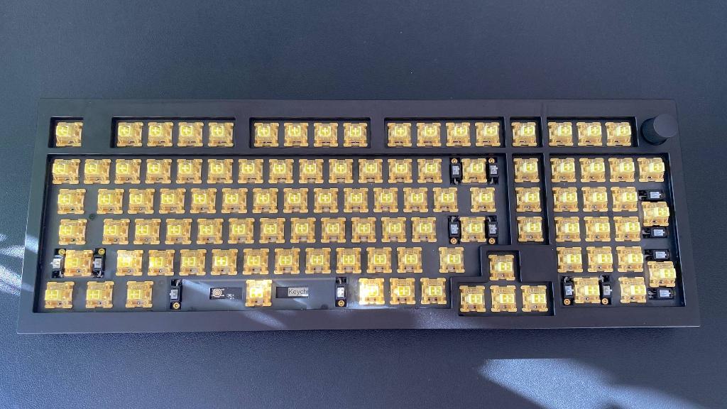 Keychron Q5 Max + Akko Yellow Pro + Keychron Keycaps, Computers en Software, Toetsenborden, Nieuw, Qwerty, Draadloos, Gaming toetsenbord