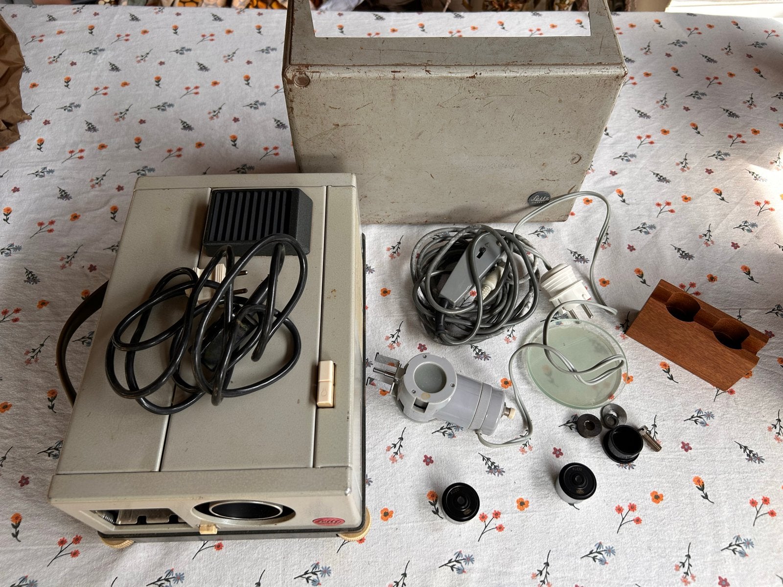 Diaprojector Leitz met toebehoren - Zwaar en robuust, Ophalen of Verzenden, Gebruikt