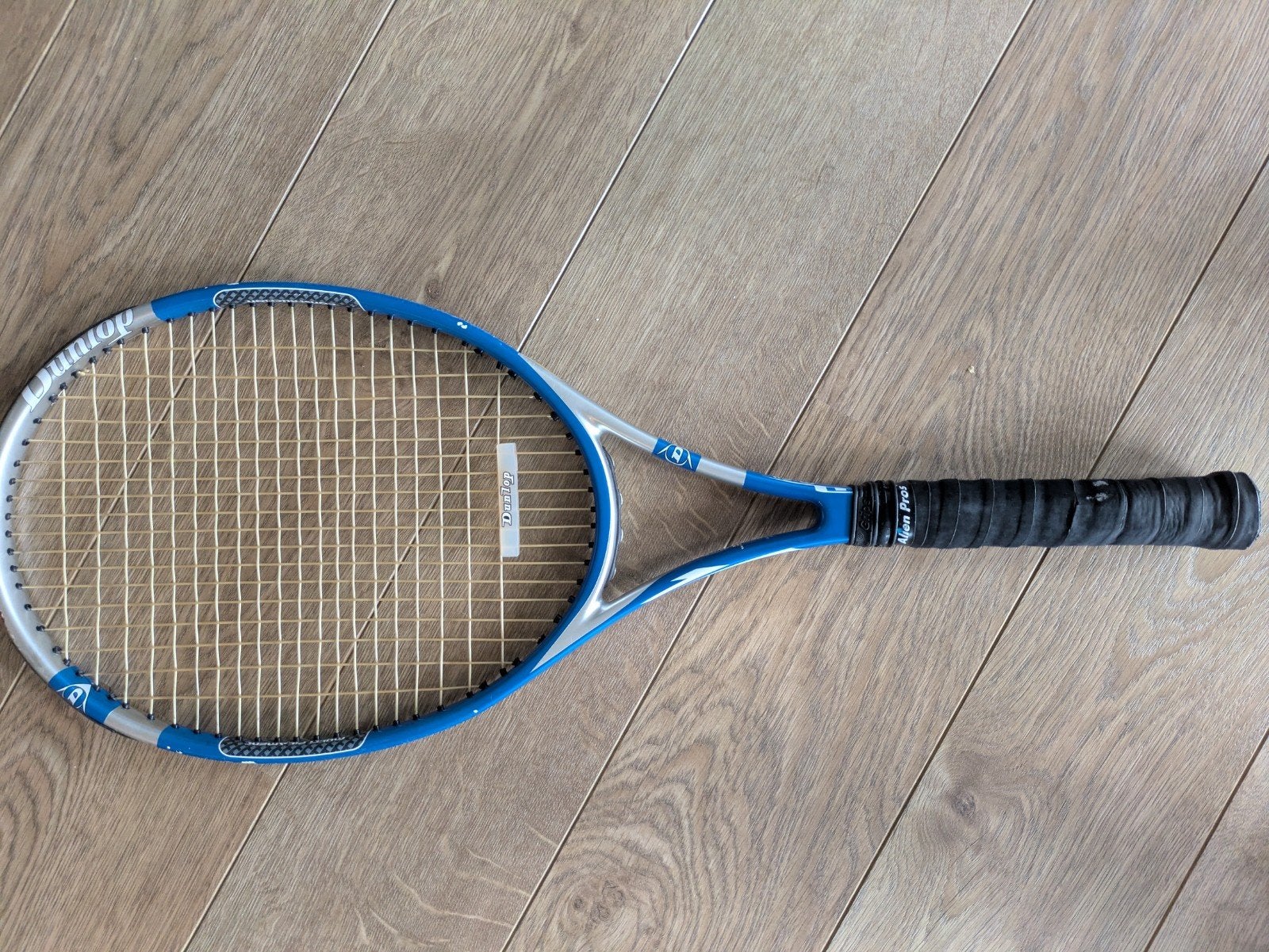 Dunlop Tennis Racket met tas - Zo goed als nieuw, Sport en Fitness, Tennis, Ophalen of Verzenden, Gebruikt, Racket, Dunlop
