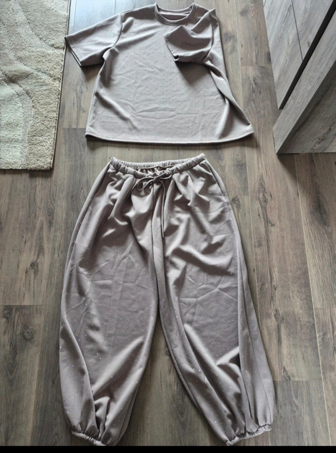 Comfortabele beige tweedelige set met strass, Beige, Maat 42/44 (L), Nieuw, Ophalen of Verzenden