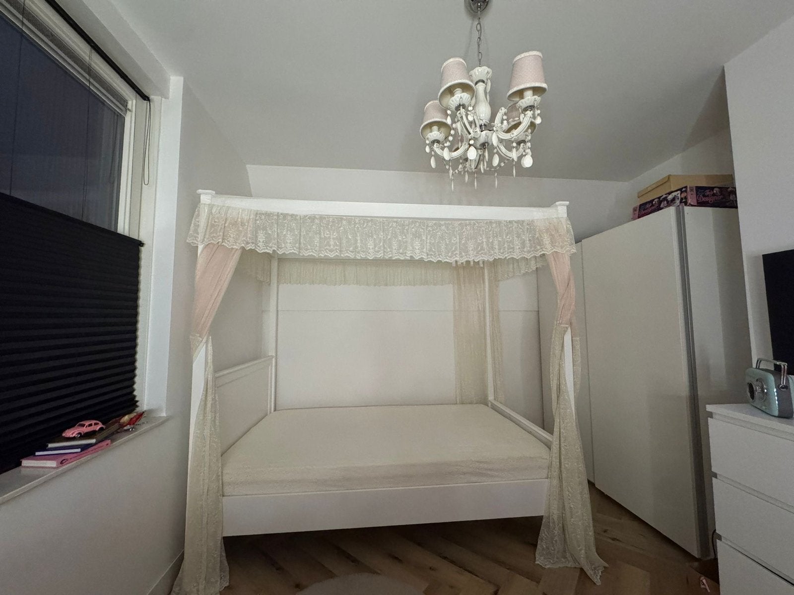 Hemelbed wit met kant en roze gordijnen, Huis en Inrichting, Slaapkamer | Bedden, Eenpersoons, Wit, Romantisch, Ophalen of Verzenden