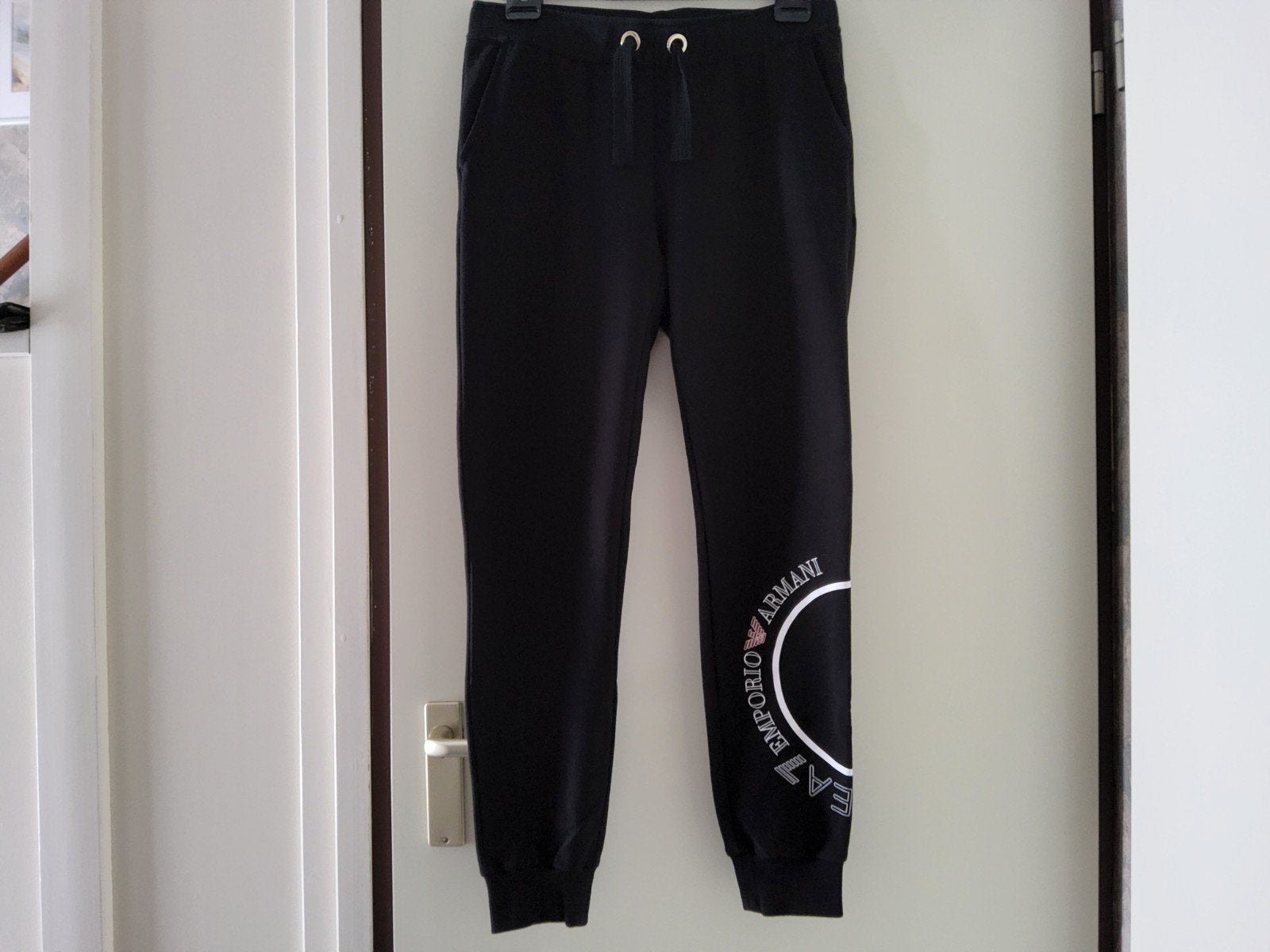 EA7 EMPORIO ARMANI DAMES JOGGINGBROEK  ZWART. ( MAAT 40/42), Emporio Armani, Ophalen of Verzenden, Nieuw, Zwart