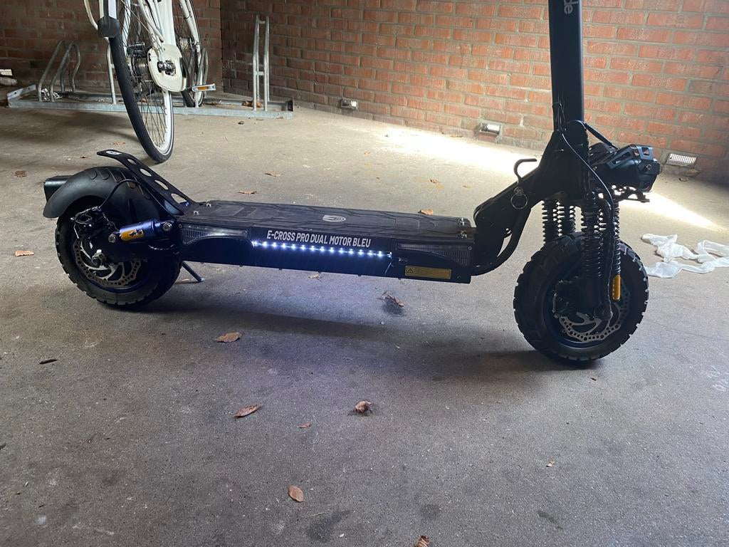 Race step urban gilde E-CROSS PRO DUAL MOTOR BLEU, Fietsen en Brommers, Steps, Ophalen of Verzenden, Zo goed als nieuw, Elektrische step (E-scooter)