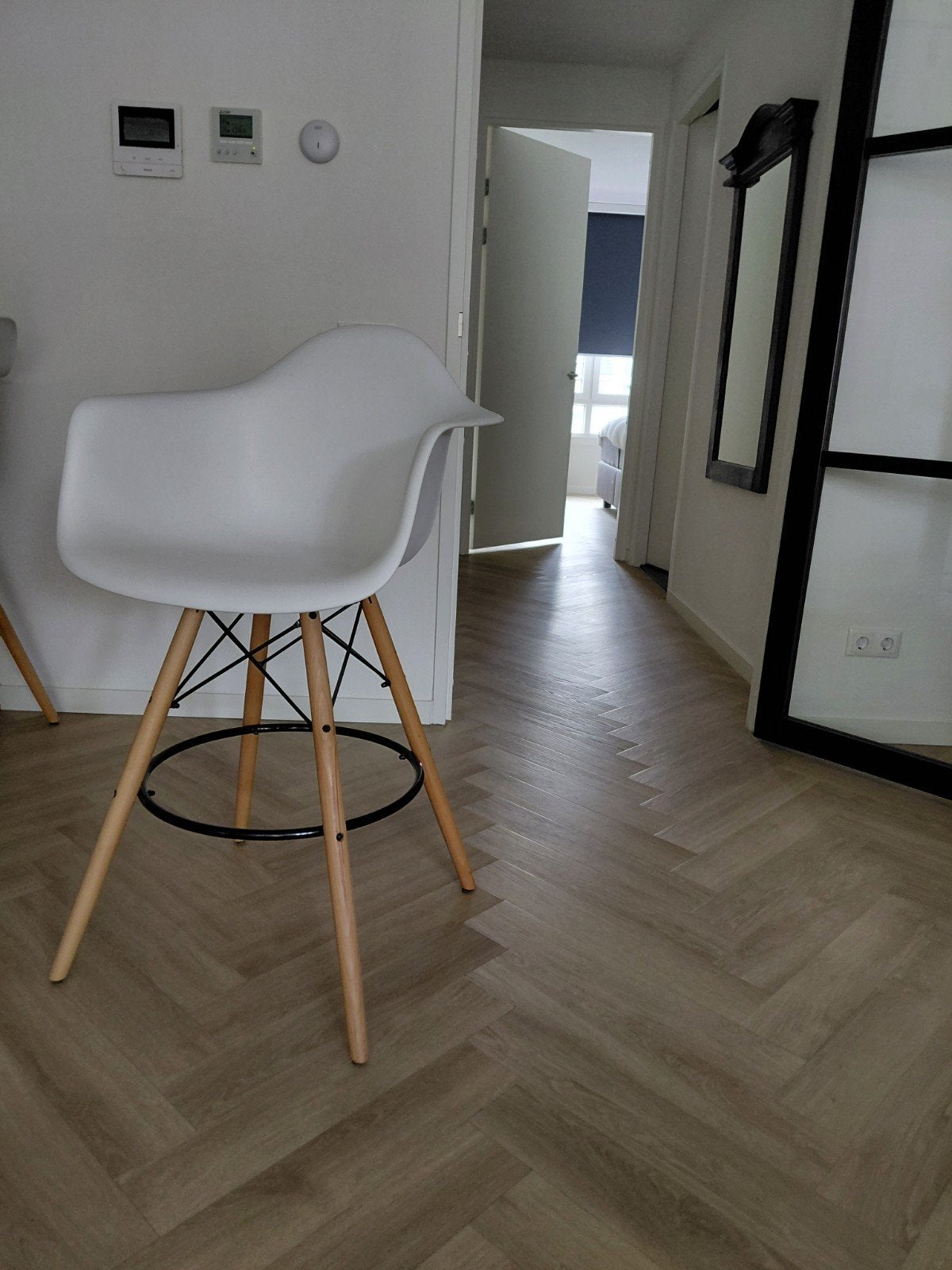 Twee moderne witte barkrukken met houten poten., Huis en Inrichting, Barkrukken, Met voetsteun, 60 tot 90 cm, Zo goed als nieuw