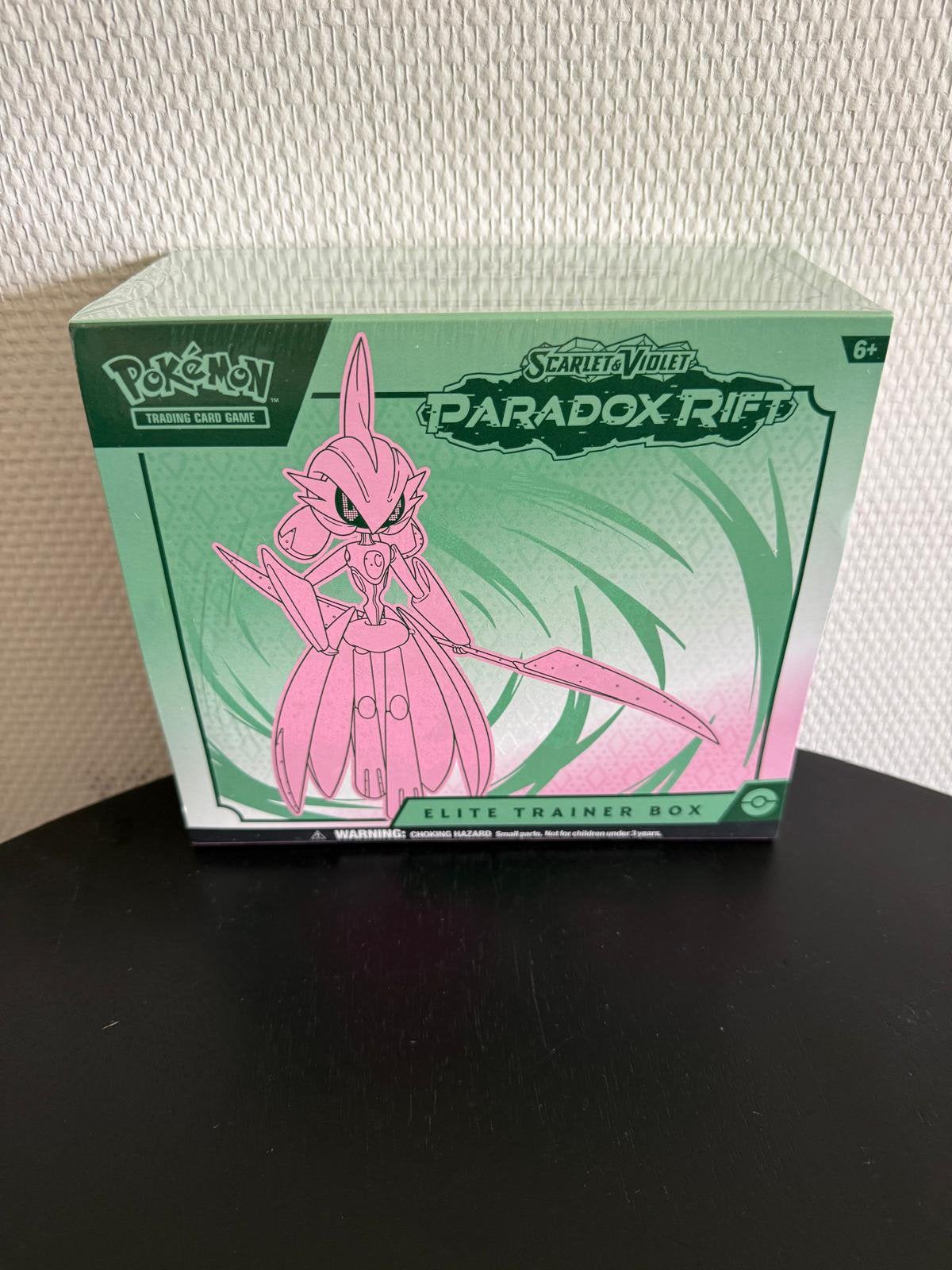 Pokemon Paradox Rift Elite Trainer Box ETB SEALED!, Ophalen of Verzenden, Nieuw, Boosterbox, Foil