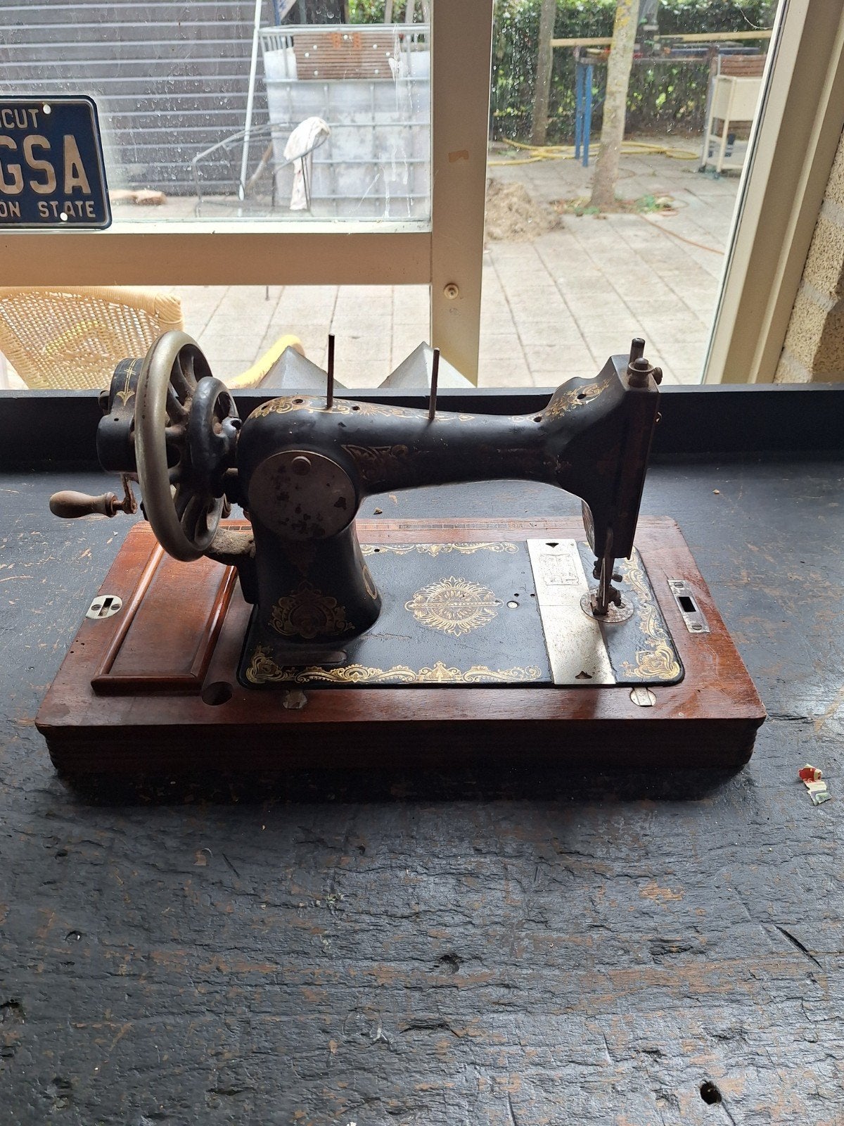 Antieke handnaaimachine met houten kist en accessoires, Antiek en Kunst, Ophalen