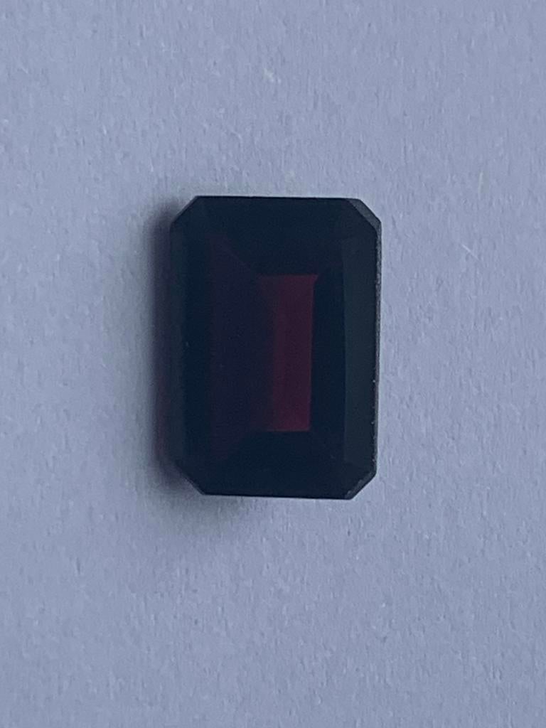 Dieprode garnet edelsteen 8,30 crt met certificaat, Ophalen of Verzenden, Zo goed als nieuw