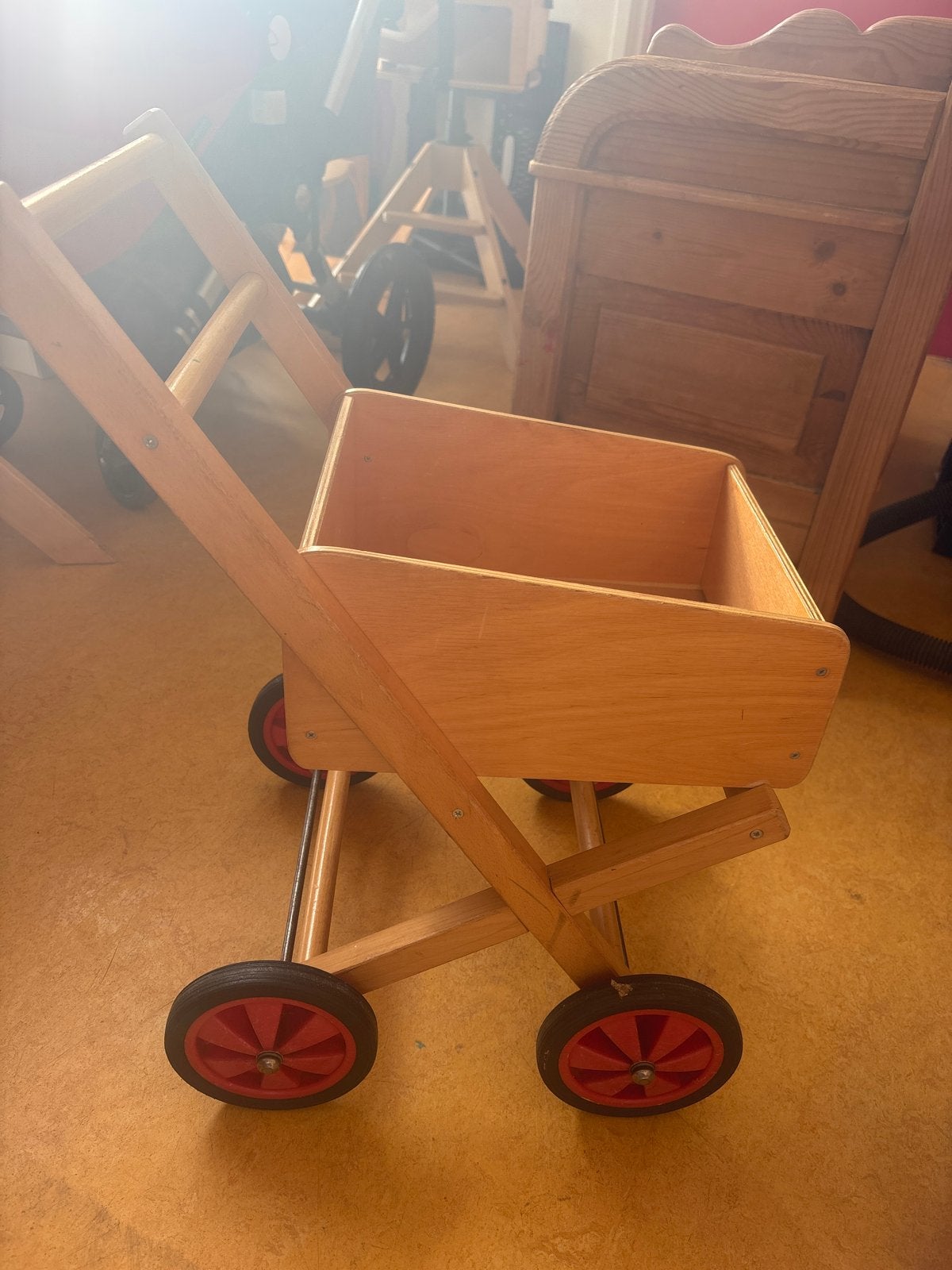 Houten poppenwagen / loopwagen, Ophalen, Gebruikt, Jongen of Meisje