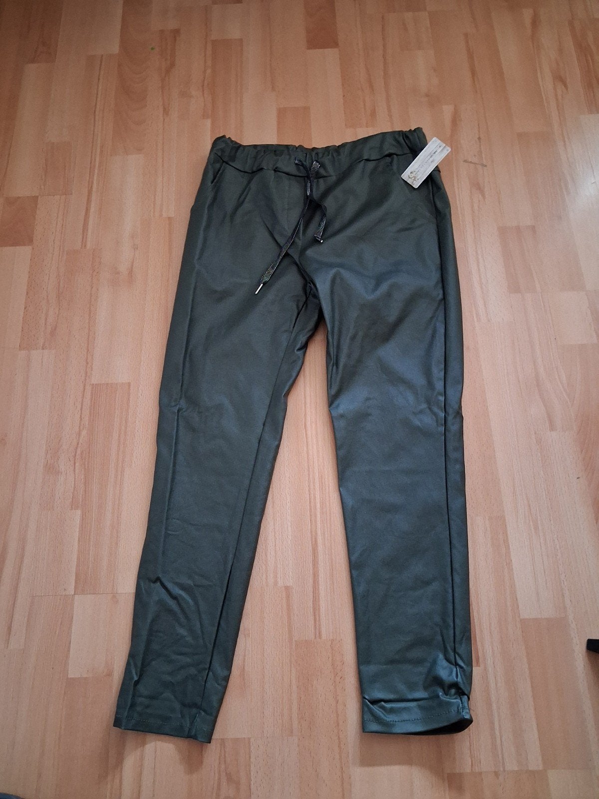 Nieuwe donkergroene leatherlook broek maat 44-46, Maat 46/48 (XL) of groter, Nieuw, Ophalen of Verzenden, Lang