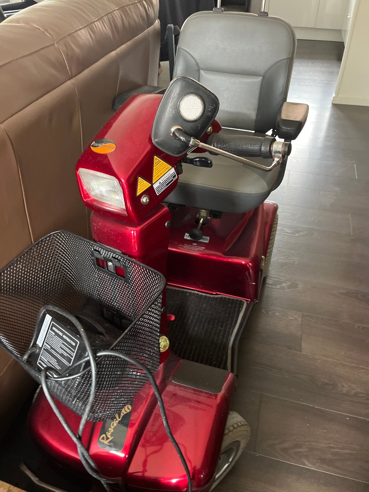 Scootmobiel vierwieler kleur Rood, Diversen, Overige merken, Gebruikt, Ophalen of Verzenden, 16 km/u of meer