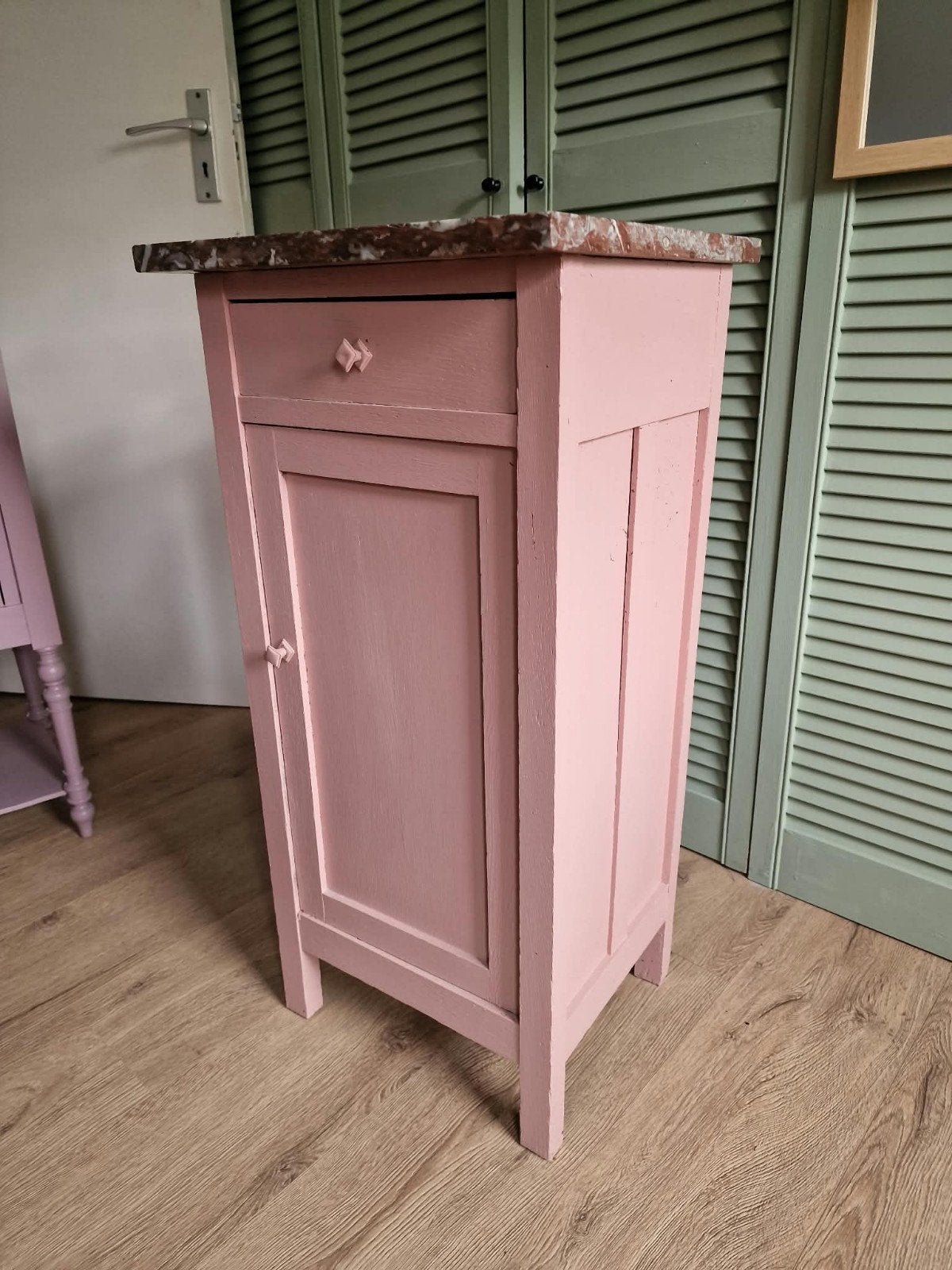 Vintage roze nachtkastje met marmeren blad, Antiek en Kunst, Ophalen