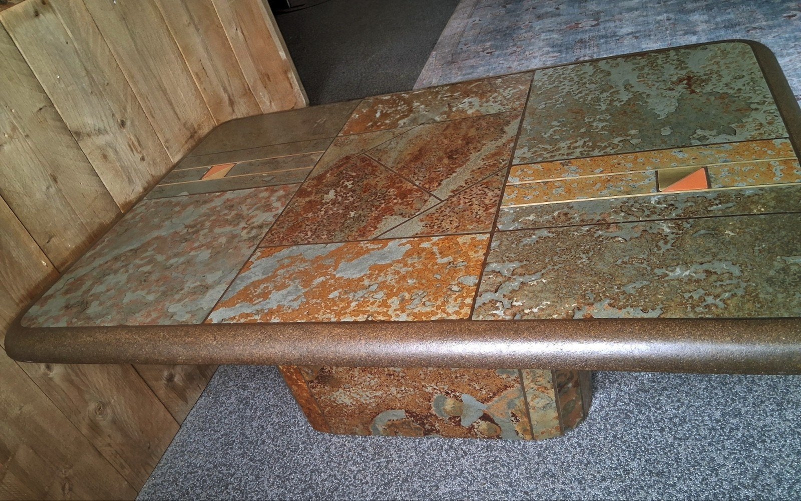 Unieke salontafel met leisteen en messing inleg, Huis en Inrichting, Tafels | Salontafels, Ophalen, 50 – 75, Gebruikt, 100 tot 150 cm