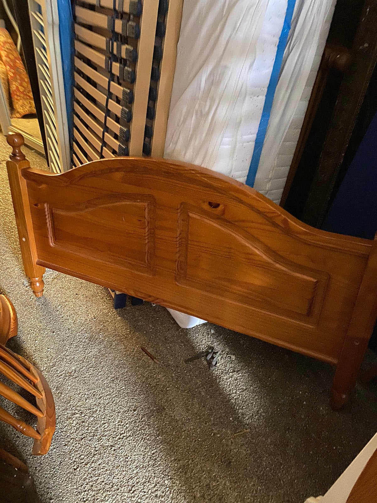 2 persoins grenen bed met latten bodems matras nachtkastjes, Antiek en Kunst, Antiek | Meubels | Bedden, Ophalen of Verzenden