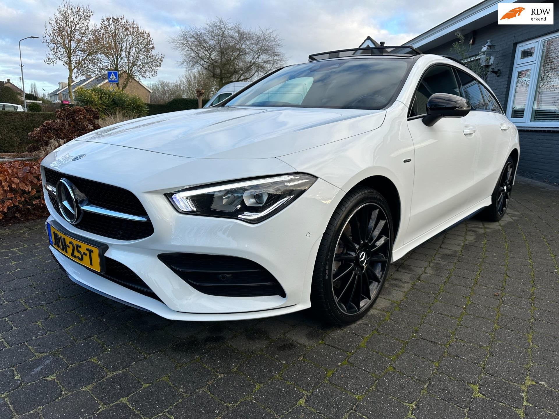 Mercedes-Benz CLA-klasse Shooting Brake 250 e AMG, Pano, BTW, Auto's, CLA, Gebruikt, 4 cilinders, Wit