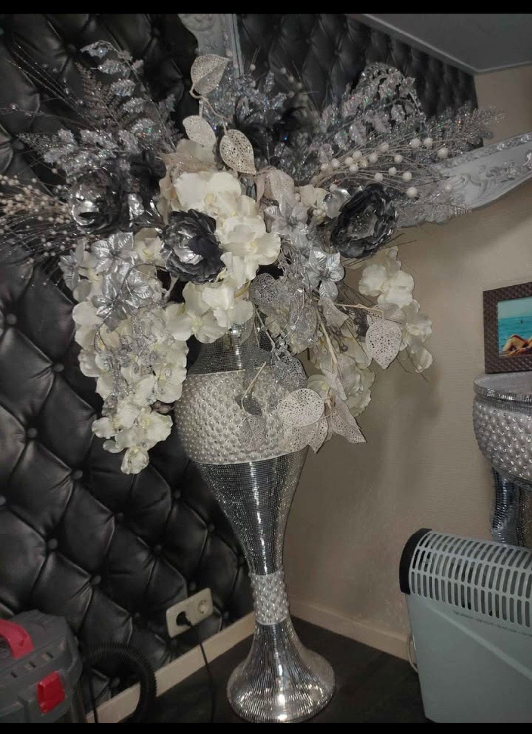 Sidetable met parels en spiegelmozaïek vaas met bloemen, Ophalen, Overige materialen, Glamour, Modern, Zo goed als nieuw