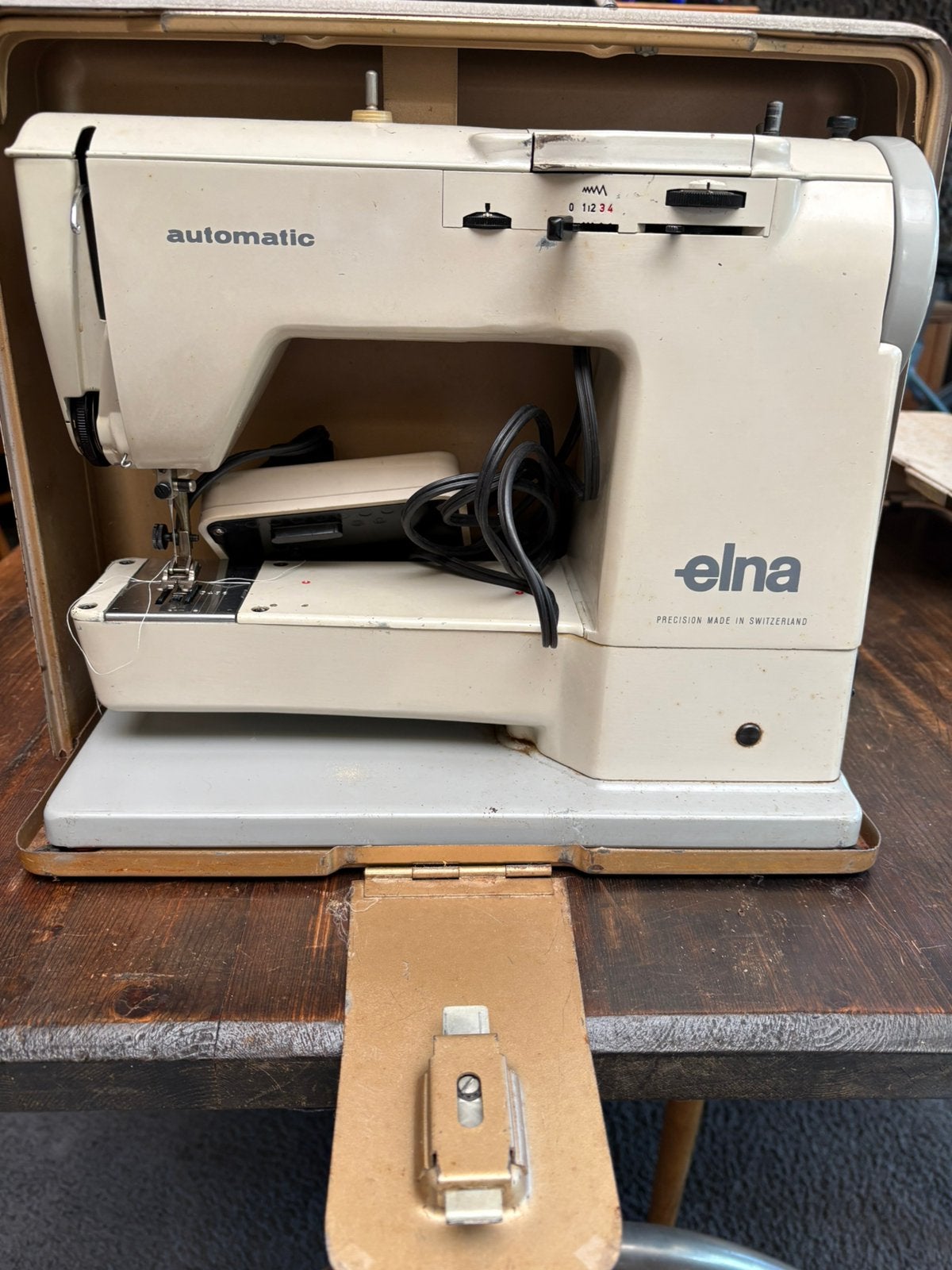 Elna vintage naaimachine in stalen koffer, Ophalen, Zo goed als nieuw, Naaimachine, Overige merken