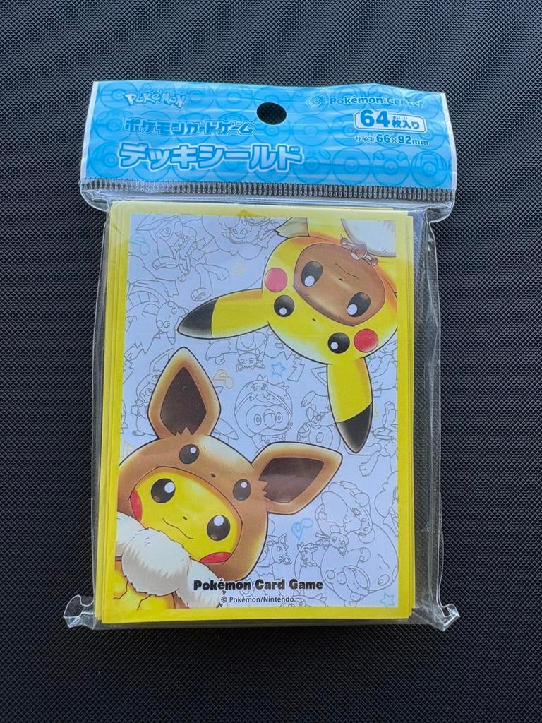 Pokemon Center Japan Pikachu & Eevee Poncho Sleeves Sealed, Hobby en Vrije tijd, Verzamelkaartspellen | Pokémon, Ophalen of Verzenden