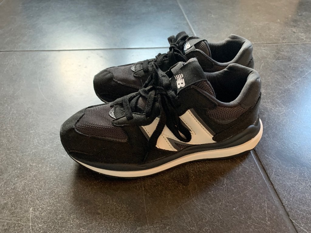 New Balance sneakers suède zwart 35 Nieuw, Jongen of Meisje, Schoenen, Nieuw, Ophalen of Verzenden