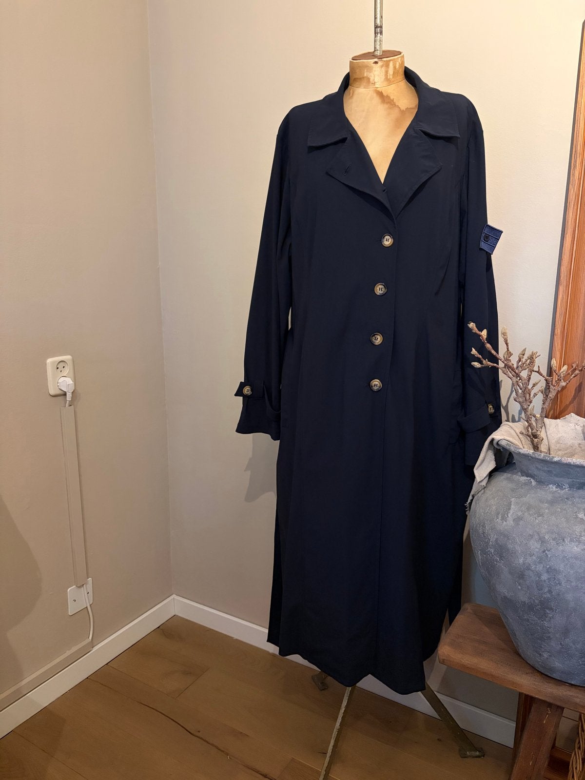 Lange donkerblauwe jas van Plus Basics, maat 50, Kleding | Dames, Ophalen of Verzenden, Zo goed als nieuw, Blauw, Jas of Mantel