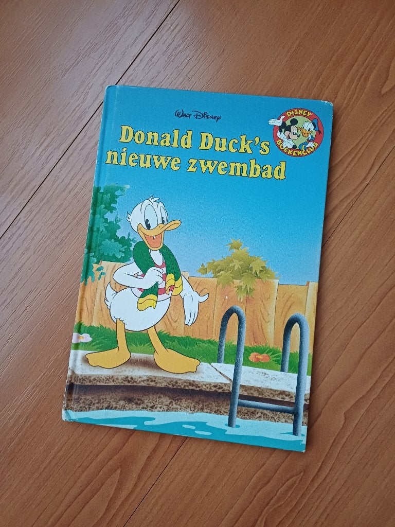Donald Duck's nieuwe zwembad boekje uit 1996, Boeken, Ophalen of Verzenden, Gelezen, Walt Disney, Prentenboek