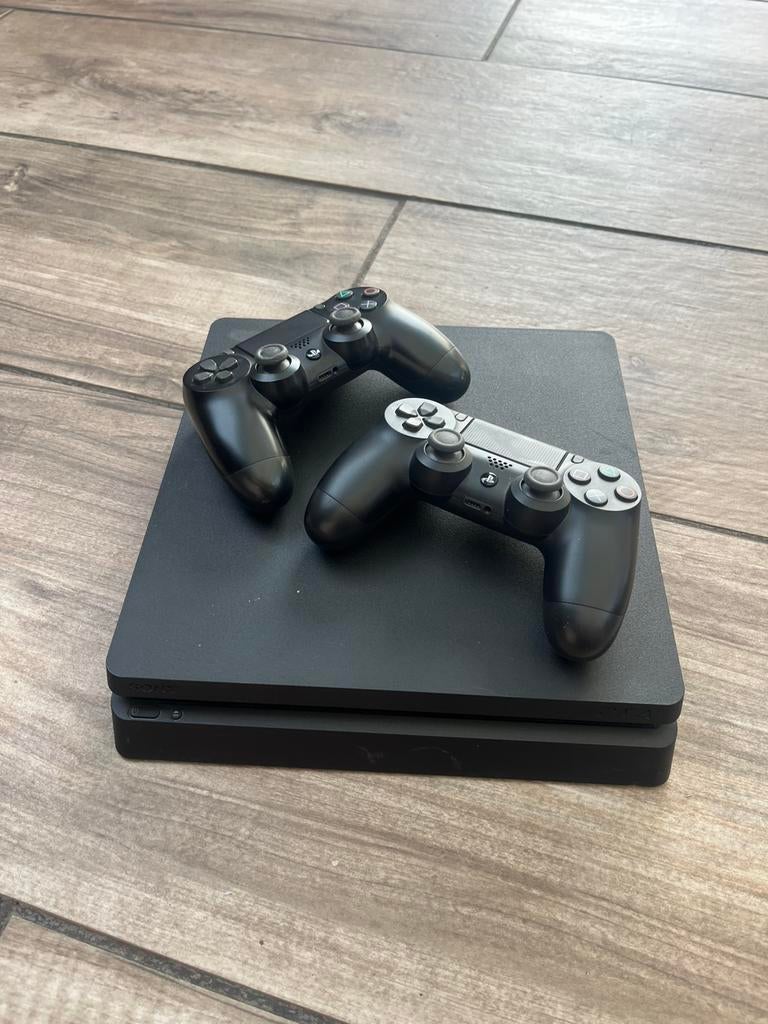 Playstation 4, Spelcomputers en Games, Spelcomputers | Sony PlayStation 4, Ophalen of Verzenden, Zo goed als nieuw, Met 2 controllers