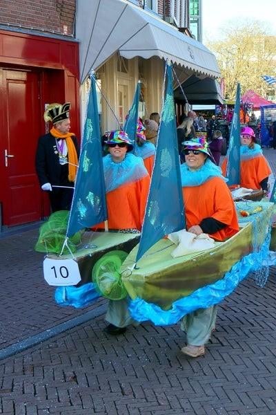 12 personen loopgroep carnaval, Ophalen, Carnaval