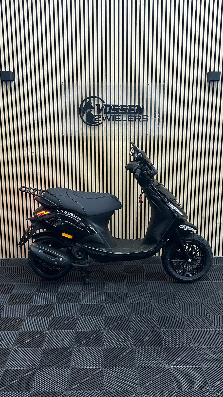 Piaggio Zip | Black On Black | Euro 4 | Big brake kit, Fietsen en Brommers, Maximaal 45 km/u, Zip, Zo goed als nieuw, Benzine