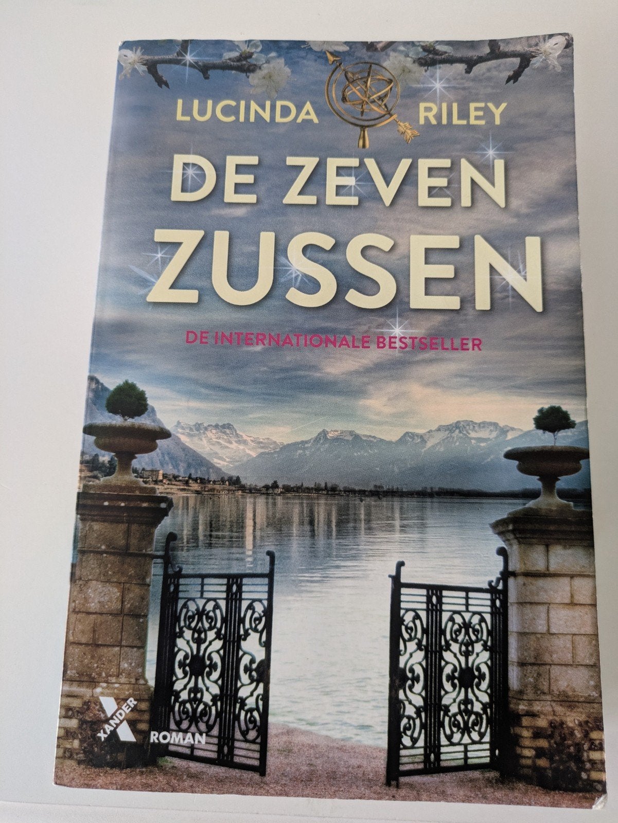 De Zeven Zussen deel 1 - Lucinda Riley (Zo goed als nieuw), Boeken, Ophalen, Zo goed als nieuw, Lucinda Riley