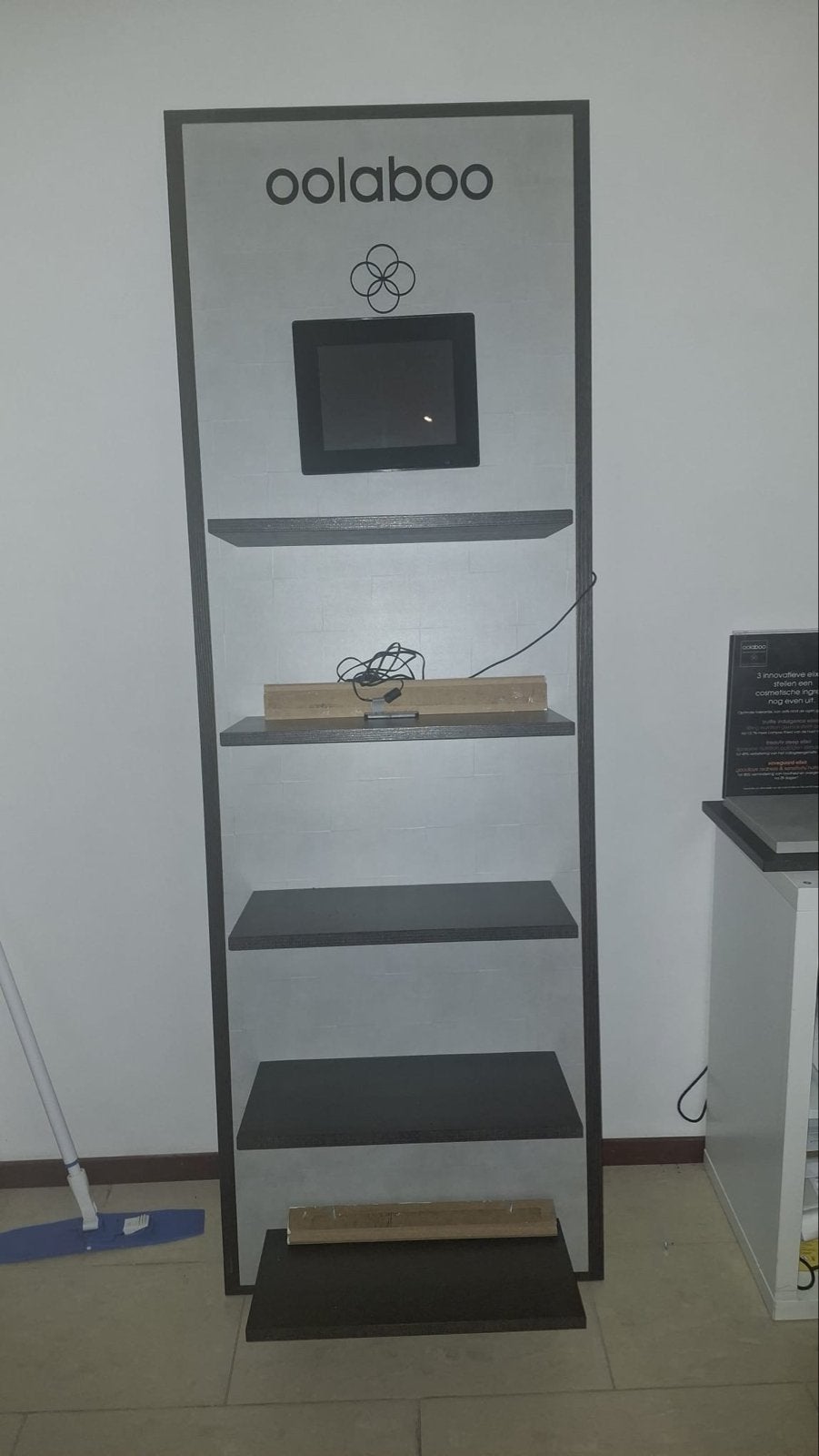 Oolaboo Display Rek met Scherm en Schappen, Ophalen, Gebruikt