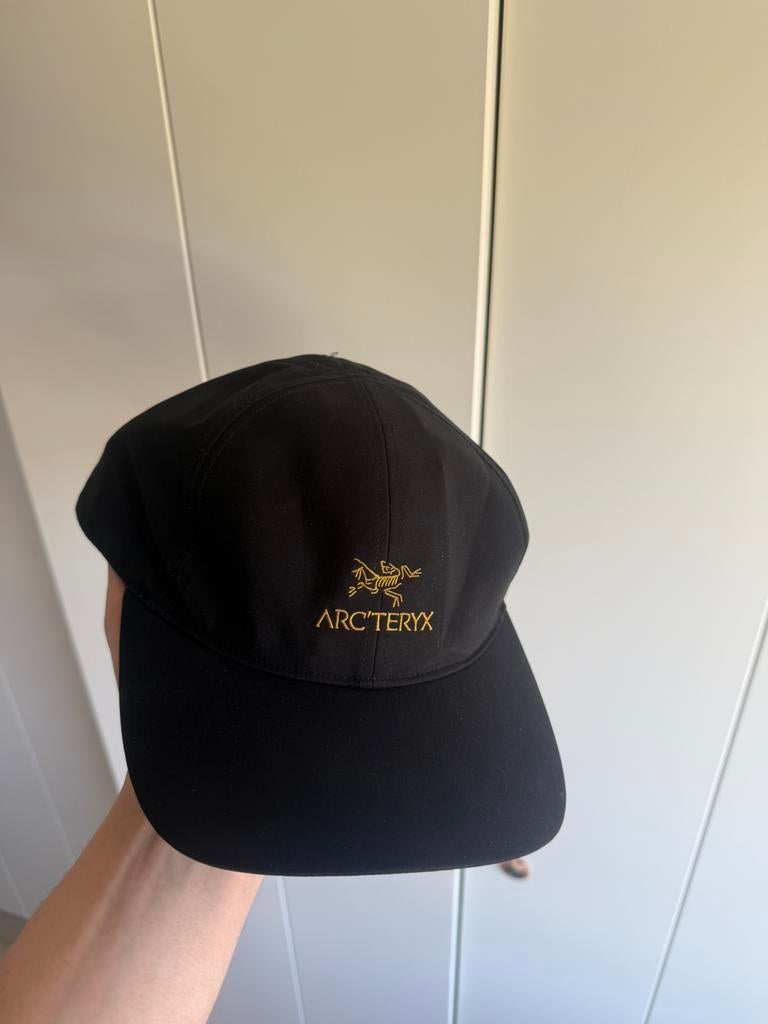 Arc’teryx Bird Word Cap – zwart met goud logo, Ophalen of Verzenden, Nieuw, 57 cm (M, 7⅛ inch) of minder, Pet