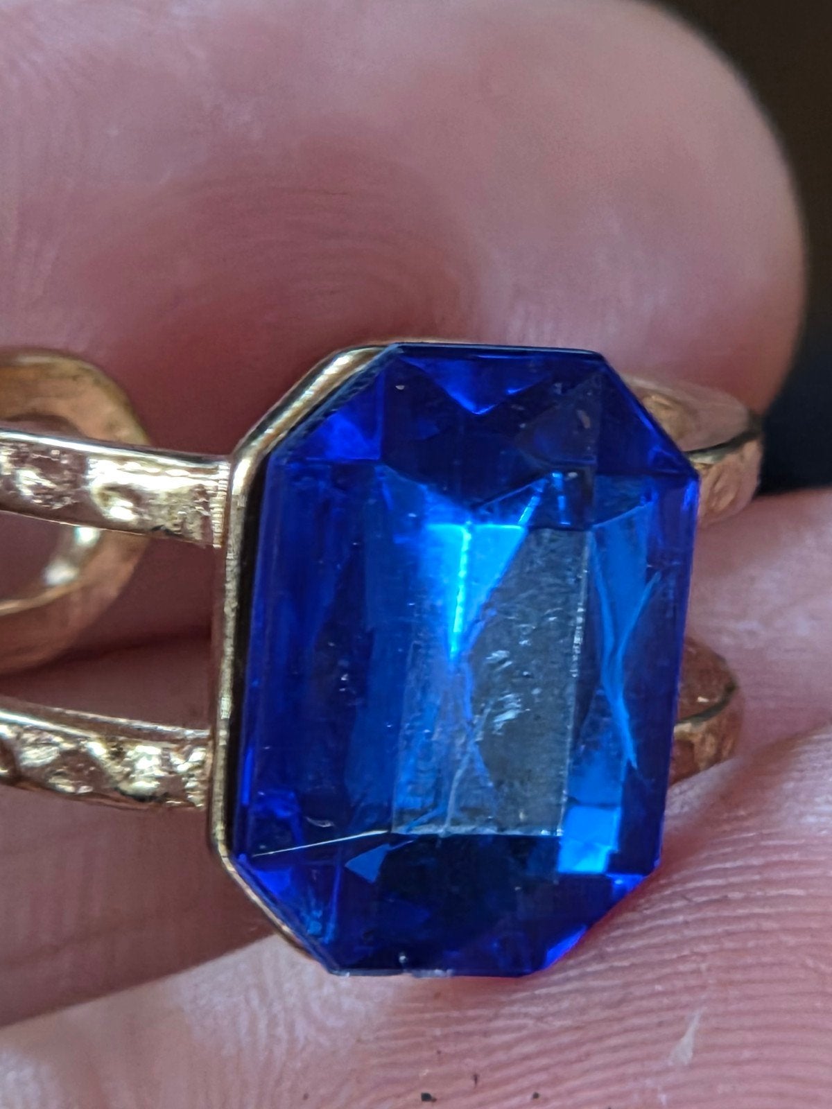 Goudkleurige open ring met blauwe steen, maat 17, nieuw, Met kristal, Overige materialen, Nieuw, Ophalen of Verzenden