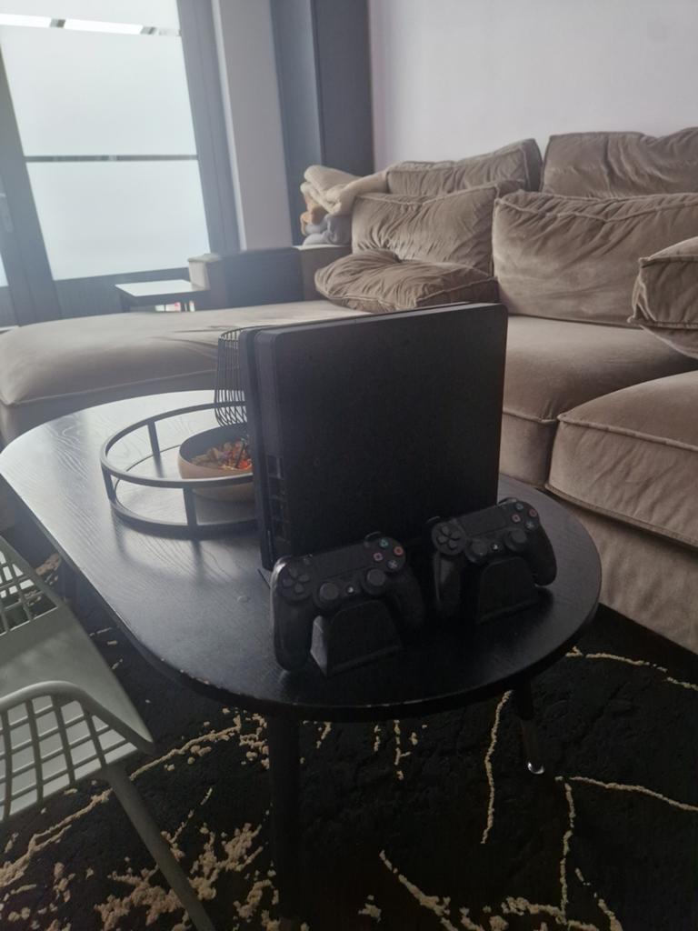 PlayStation 4 Slim met 2 controllers en docking station, Spelcomputers en Games, Spelcomputers | Sony PlayStation 4, Ophalen of Verzenden