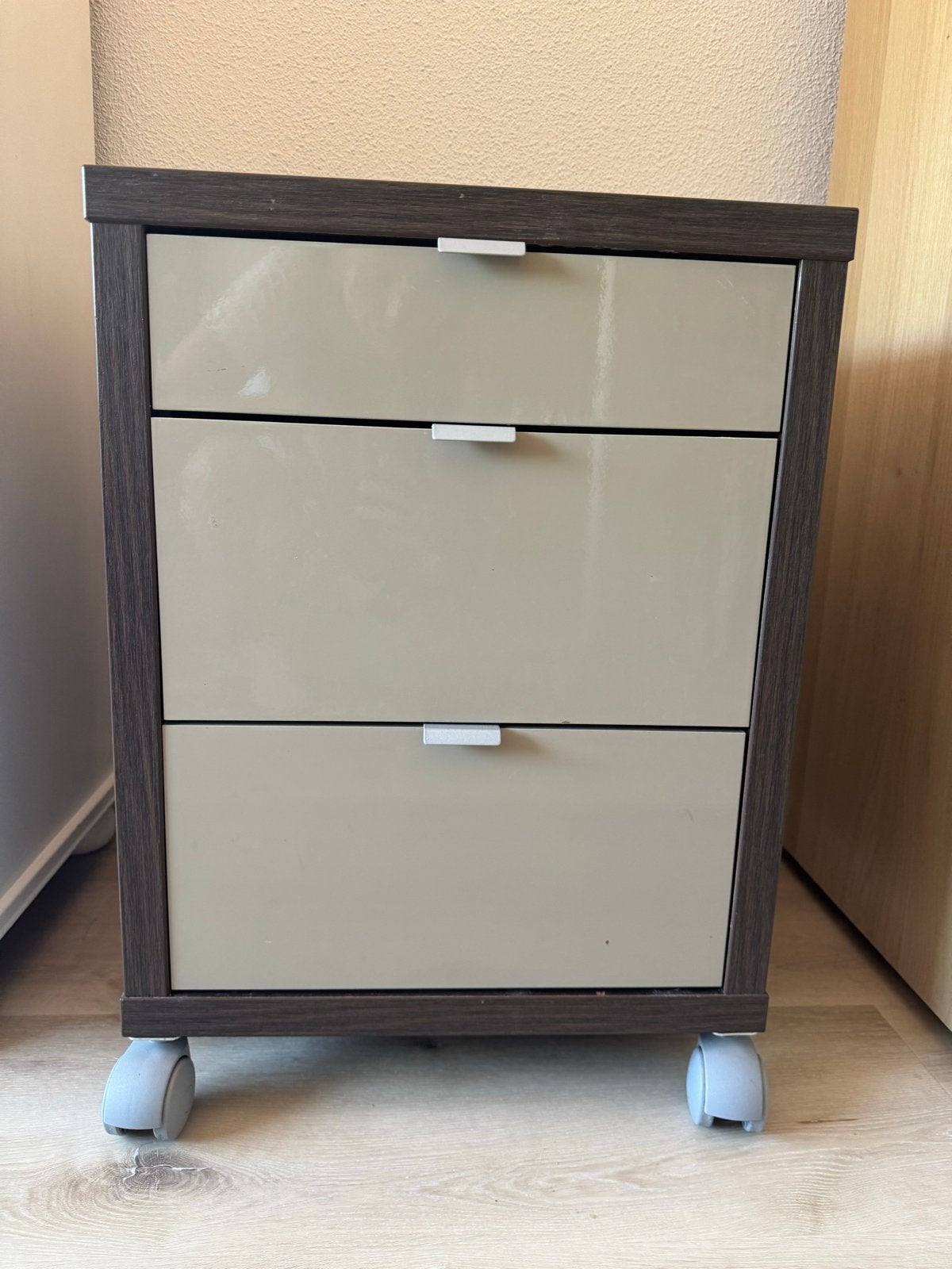Nachtkastje met wielen - Donkerbruin/Grijs front, Ophalen, Overige materialen, Gebruikt, 55 tot 70 cm