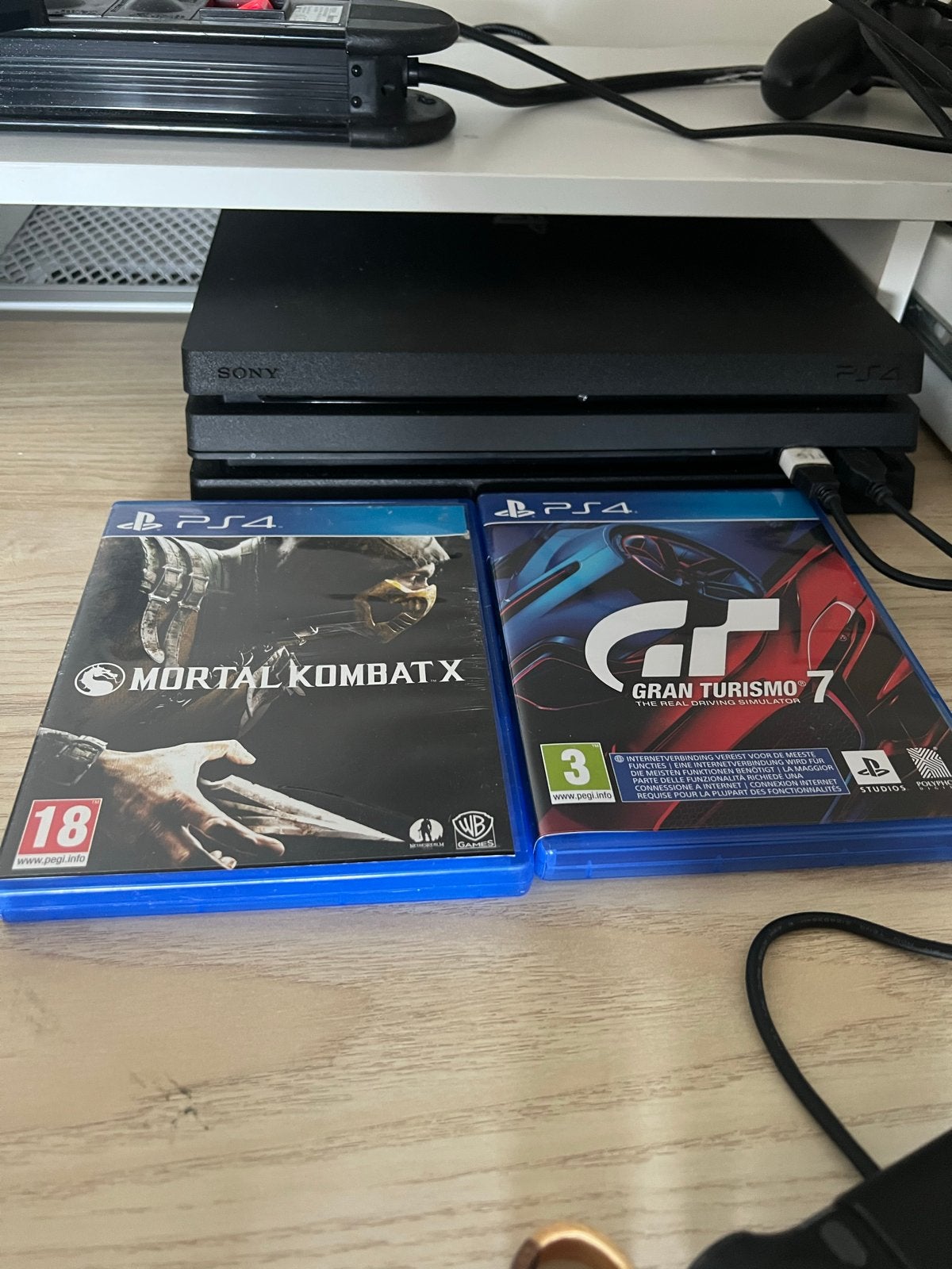 Moet weg! PlayStation 4 Pro met 2 controllers en 4 games, Spelcomputers en Games, Met games, Met 2 controllers, Ophalen of Verzenden