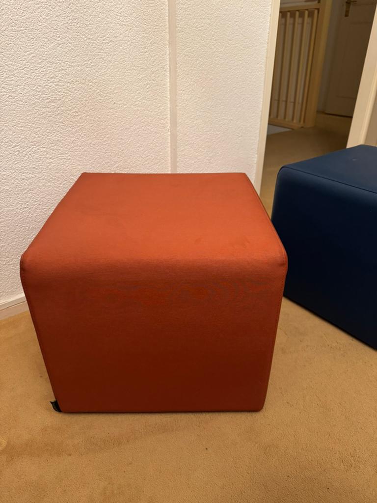 Oranje poef van TH-DESIGN, zo goed als nieuw, Huis en Inrichting, Ophalen, Minder dan 50 cm, Vierkant, Zo goed als nieuw