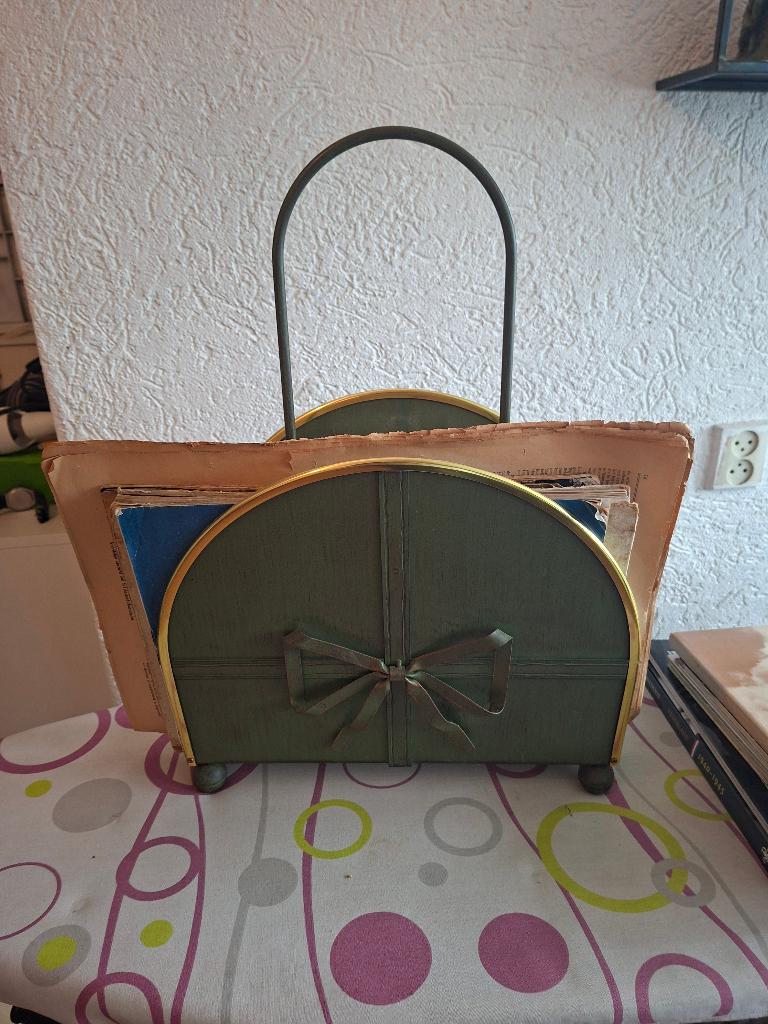 Antiek krantenbak met boekjes uit de jaren 30 en 40, Huis en Inrichting, Woonaccessoires | Krantenbakken en Lectuurbakken, Ophalen