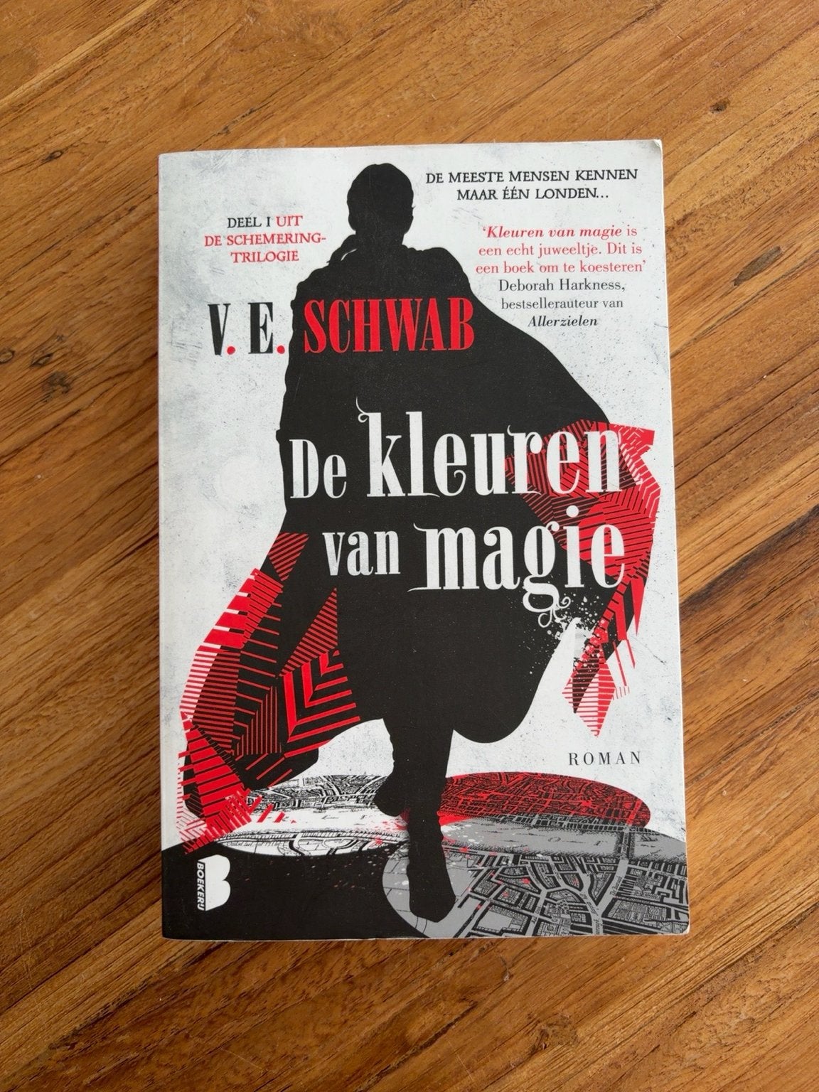 De kleuren van magie - V.E. Schwab (roman), Ophalen of Verzenden, Zo goed als nieuw