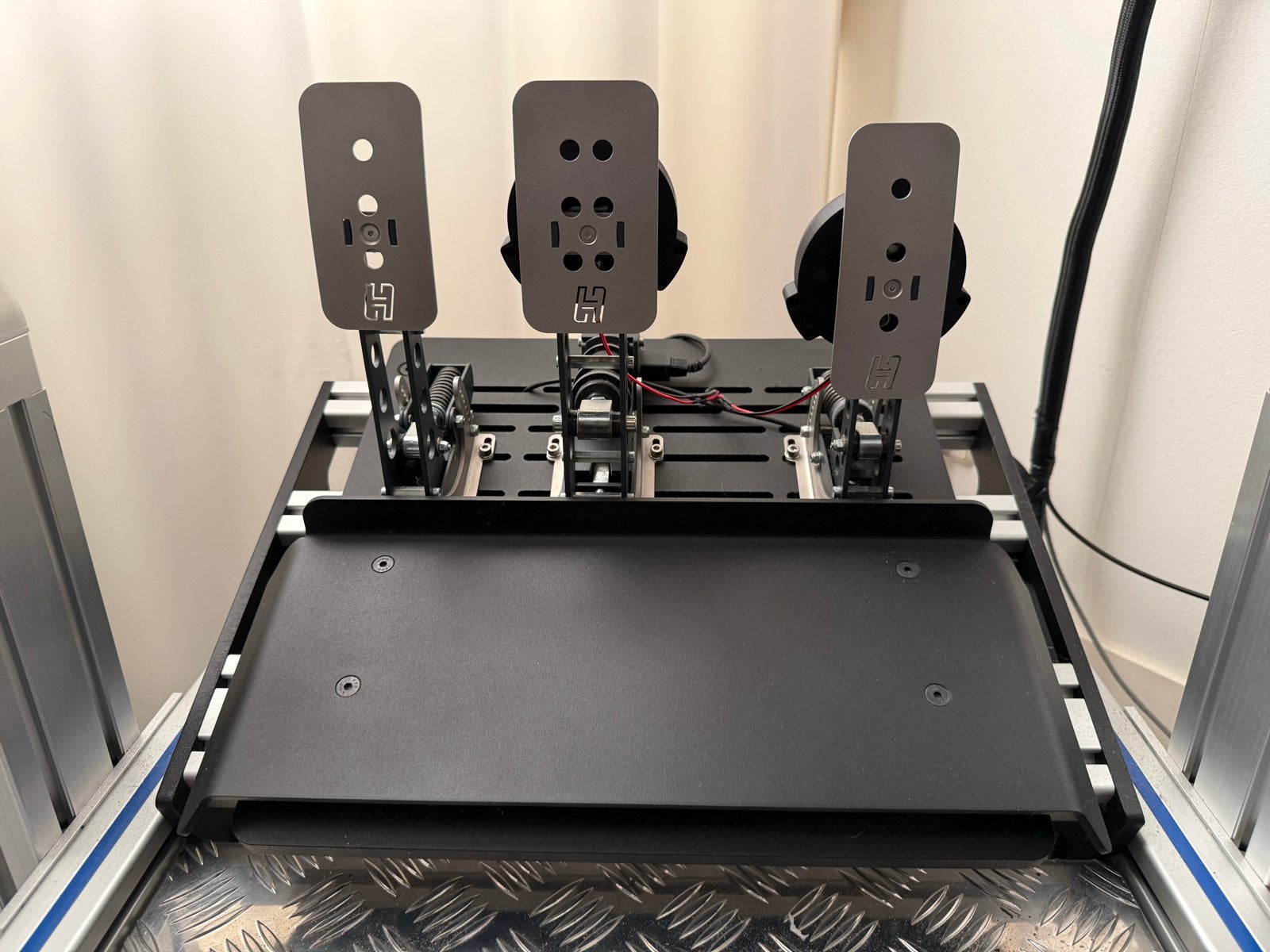 Heusinkveld Sprint Pedalen met Baseplate en Bass Shakers, Spelcomputers en Games, Ophalen of Verzenden, Zo goed als nieuw, PC
