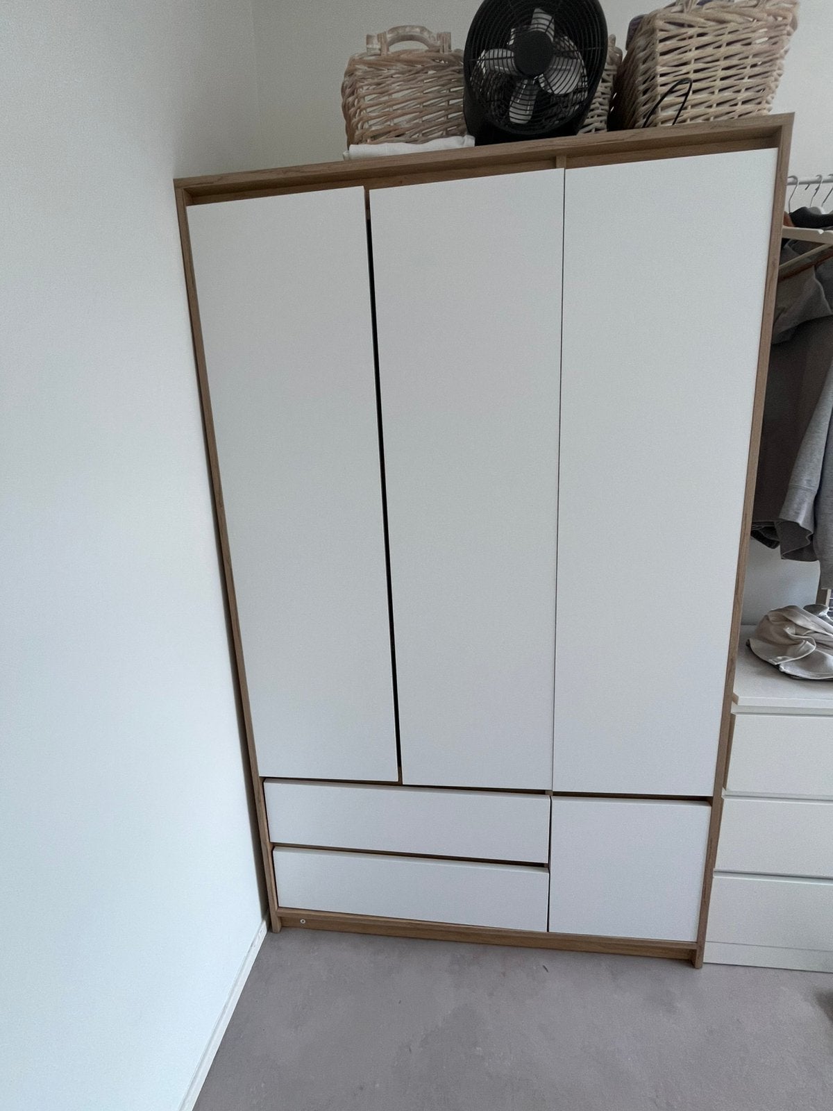 Kledingkast JYSK massief, Huis en Inrichting, Kasten | Kledingkasten, Ophalen, 150 tot 200 cm, Zo goed als nieuw, 150 tot 200 cm